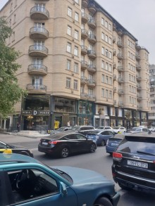 3 otaqlı Mənzil azadlıq küçəsi və Həsən Əliyev küçəsinin kəsişməsində yerləşir, -3