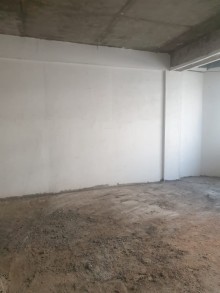 3 otaqlı Mənzil azadlıq küçəsi və Həsən Əliyev küçəsinin kəsişməsində yerləşir, -5