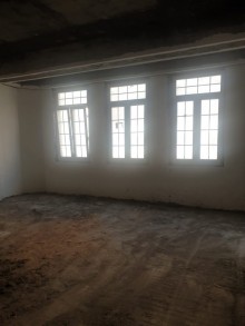 3 otaqlı Mənzil azadlıq küçəsi və Həsən Əliyev küçəsinin kəsişməsində yerləşir, -6