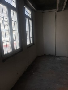 3 otaqlı Mənzil azadlıq küçəsi və Həsən Əliyev küçəsinin kəsişməsində yerləşir, -8