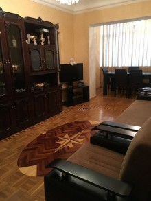 7ci mikrrayonda 3 otaqli menzil almaq metroya yaxin, -1