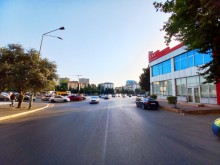 Neftçi̇lər metrosunun yani 3 mərtəbəli̇ tam təmi̇rli̇ obyekt kirayesi, -18