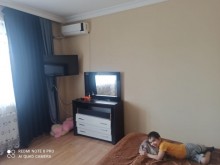 Məmmədli qəsəbəsi Yeni tikili binada 3 otaqli mebelli, -5