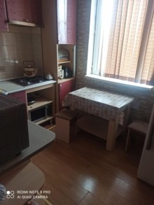 Məmmədli qəsəbəsi Yeni tikili binada 3 otaqli mebelli, -6