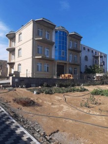 Badamdar 1-ci massivdə 8.5 sot torpaq sahəsinin içində tikilmiş 3 mərtəbəli, 8 otaqlı ev satılır, -1