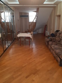 Badamdar 1-ci massivdə 8.5 sot torpaq sahəsinin içində tikilmiş 3 mərtəbəli, 8 otaqlı ev satılır, -2