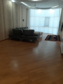 Badamdar 1-ci massivdə 8.5 sot torpaq sahəsinin içində tikilmiş 3 mərtəbəli, 8 otaqlı ev satılır, -4