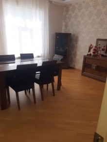 Badamdar 1-ci massivdə 8.5 sot torpaq sahəsinin içində tikilmiş 3 mərtəbəli, 8 otaqlı ev satılır, -5