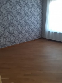 Badamdar 1-ci massivdə 8.5 sot torpaq sahəsinin içində tikilmiş 3 mərtəbəli, 8 otaqlı ev satılır, -7