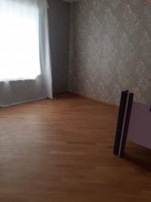 Badamdar 1-ci massivdə 8.5 sot torpaq sahəsinin içində tikilmiş 3 mərtəbəli, 8 otaqlı ev satılır, -10