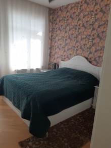 Badamdar 1-ci massivdə 8.5 sot torpaq sahəsinin içində tikilmiş 3 mərtəbəli, 8 otaqlı ev satılır, -11