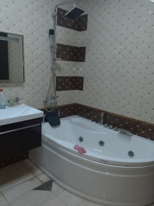 Badamdar 1-ci massivdə 8.5 sot torpaq sahəsinin içində tikilmiş 3 mərtəbəli, 8 otaqlı ev satılır, -15