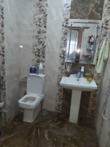 Badamdar 1-ci massivdə 8.5 sot torpaq sahəsinin içində tikilmiş 3 mərtəbəli, 8 otaqlı ev satılır, -16