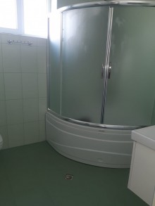 Badamdar 1-ci massivdə 8.5 sot torpaq sahəsinin içində tikilmiş 3 mərtəbəli, 8 otaqlı ev satılır, -17