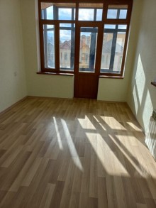 Masazır qəsəbəsində 3 sot torpaq sahəsində ev satılır. 12 otaqlı, -8