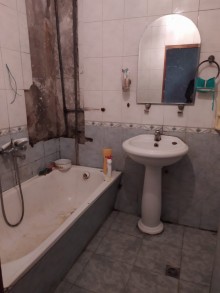 Bakı şəhəri 7 nömrəli poliklinikanın yanında satılan 4 otaqlı mənzil, -5