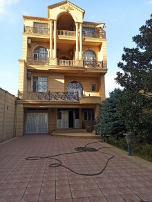 Bakı şəhərində 6-cı mikrorayonda 4 mərtəbəli ev satılır. 12 otaq., -1