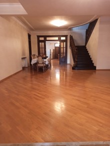 Bakı şəhərində 6-cı mikrorayonda 4 mərtəbəli ev satılır. 12 otaq., -2