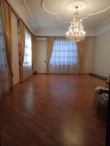 Bakı şəhərində 6-cı mikrorayonda 4 mərtəbəli ev satılır. 12 otaq., -3