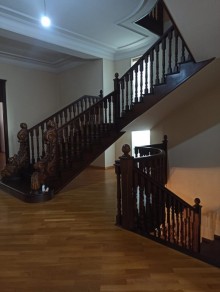 Bakı şəhərində 6-cı mikrorayonda 4 mərtəbəli ev satılır. 12 otaq., -4