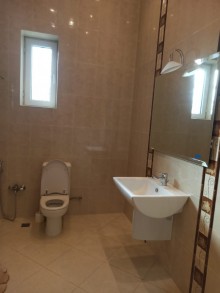 Bakı şəhərində 6-cı mikrorayonda 4 mərtəbəli ev satılır. 12 otaq., -5