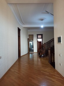 Bakı şəhərində 6-cı mikrorayonda 4 mərtəbəli ev satılır. 12 otaq., -6