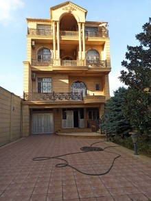 Bakı şəhərində 6-cı mikrorayonda 4 mərtəbəli ev satılır. 12 otaq., -7