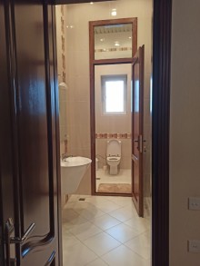 Bakı şəhərində 6-cı mikrorayonda 4 mərtəbəli ev satılır. 12 otaq., -8