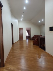 Bakı şəhərində 6-cı mikrorayonda 4 mərtəbəli ev satılır. 12 otaq., -11