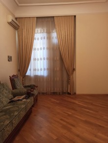 Bakı şəhərində 6-cı mikrorayonda 4 mərtəbəli ev satılır. 12 otaq., -13