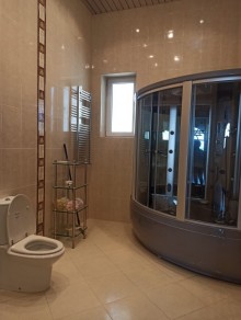Bakı şəhərində 6-cı mikrorayonda 4 mərtəbəli ev satılır. 12 otaq., -14