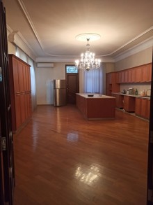 Bakı şəhərində 6-cı mikrorayonda 4 mərtəbəli ev satılır. 12 otaq., -15