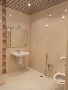 Bakı şəhərində 6-cı mikrorayonda 4 mərtəbəli ev satılır. 12 otaq., -16