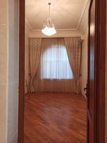 Bakı şəhərində 6-cı mikrorayonda 4 mərtəbəli ev satılır. 12 otaq., -18