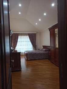 Bakı şəhərində 6-cı mikrorayonda 4 mərtəbəli ev satılır. 12 otaq., -20