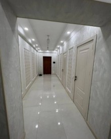 Bakı şəhəri Yeni Günəşli qəsəbəsində Ballı marketin yanında yeni tikili binada mənzil almaq, -1