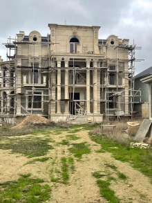 Bakı şəhəri Bilgəh qəsəbəsində 3 mərtəbəli natamam təmiri villa ev satılı, -1