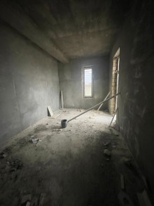 Bakı şəhəri Bilgəh qəsəbəsində 3 mərtəbəli natamam təmiri villa ev satılı, -13