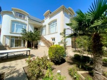 Bakı şəhəri Xətai rayonu Asiman restoranı yaxınlığında təmirli villa ev satılır. 2 mərtəbə + mansard, -1