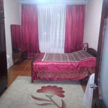 Bakı şəhəri 7-ci mikrorayonda  5 mərtəbəli binada 3 otaqlı mənzil satılır, -1