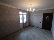 Bakixanovda İcra hakimiyyətinin yaxınlığı köhnə tikili binada 2 otaqlı mənzil, -1