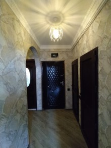 Bakixanovda İcra hakimiyyətinin yaxınlığı köhnə tikili binada 2 otaqlı mənzil, -9