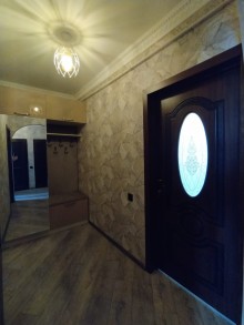 Bakixanovda İcra hakimiyyətinin yaxınlığı köhnə tikili binada 2 otaqlı mənzil, -12
