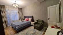 Razin Benəlxalq bankın yanı yeni tikili binada 3 otaqlı mənzil, -3