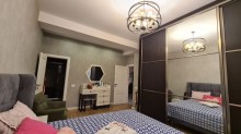 Razin Benəlxalq bankın yanı yeni tikili binada 3 otaqlı mənzil, -4