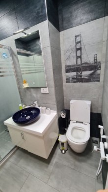 Razin Benəlxalq bankın yanı yeni tikili binada 3 otaqlı mənzil, -6