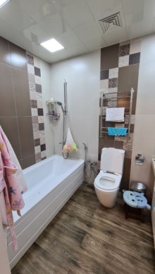 Razin Benəlxalq bankın yanı yeni tikili binada 3 otaqlı mənzil, -8