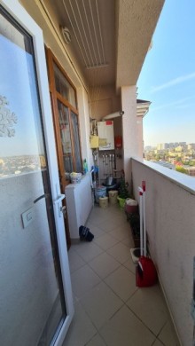 Razin Benəlxalq bankın yanı yeni tikili binada 3 otaqlı mənzil, -15