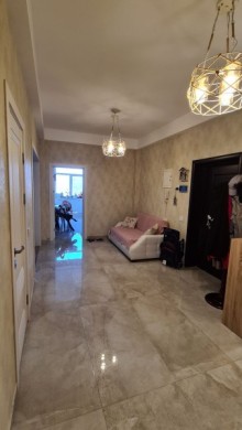 Razin Benəlxalq bankın yanı yeni tikili binada 3 otaqlı mənzil, -16