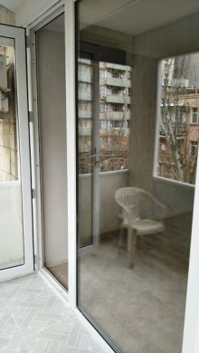 28 May Metrosu yaxinliginda,Amerika Sefirliyi yaninda Köhnə Tikili, -6